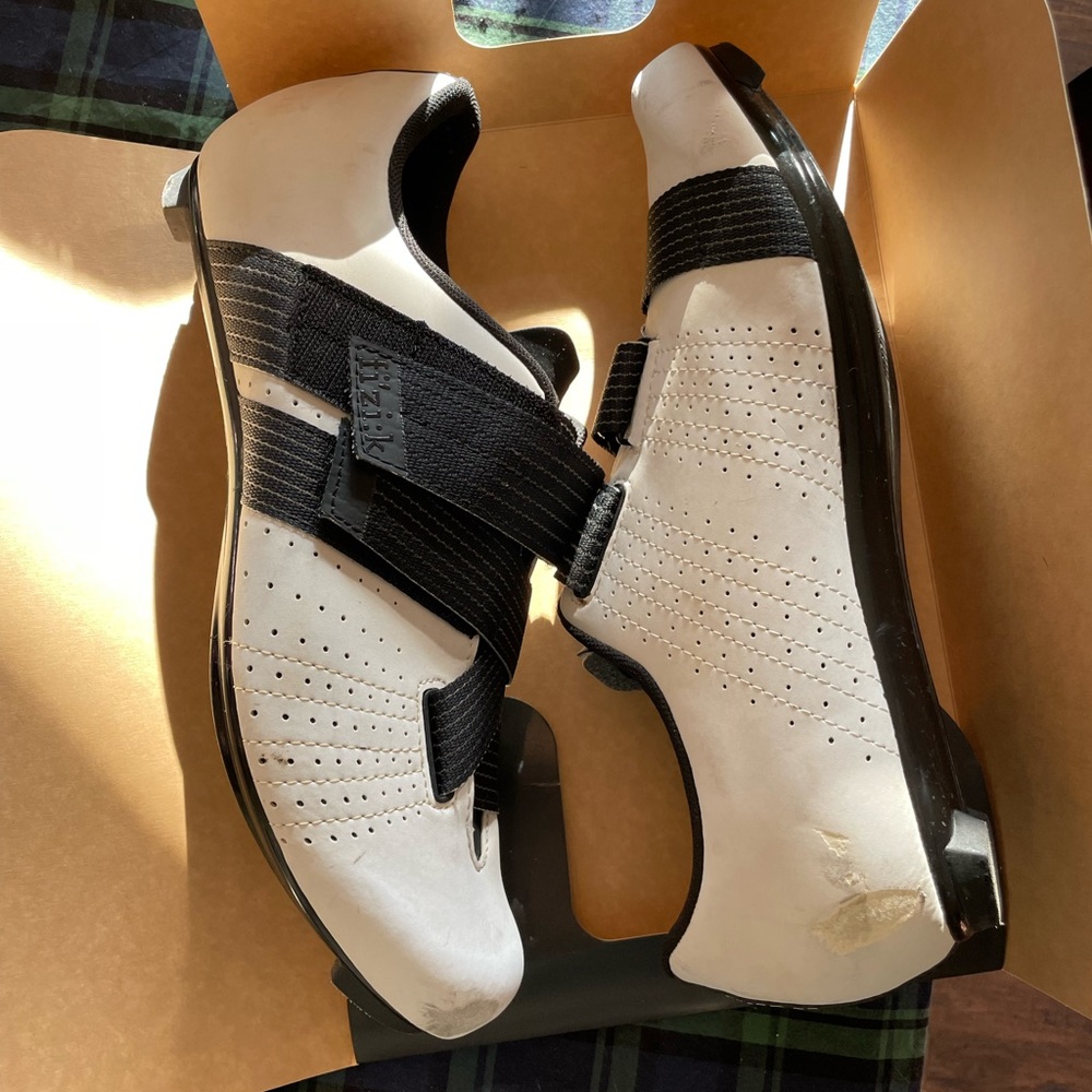 Fizik tempo cycling shoe with Velcro closure. Size 45